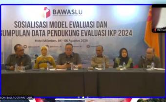 Anggota Bawaslu RI, Herwyn J.H. Malonda, bersama jajaran Kesekretariatan Jenderal Bawaslu RI saat membuka kegiatan Sosialisasi Model Evaluasi dan Pengumpulan Data Pendukung Evaluasi Indeks Kerawanan Pemilu (IKP) 2024 yang diikuti oleh Bawaslu Provinsi serta Bawaslu Kabupaten/Kota se-Indonesia.
