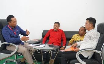Anggota Bawaslu Labura, Juskanri Sihaloho, bersama perwakilan PDIP Labura dan KPU Labura berdiskusi dalam kegiatan Survei Responsivitas Peserta Pemilihan terhadap Pelaksanaan Penyelesaian Sengketa Pilkada Tahun 2024, Selasa (13/10/2026).