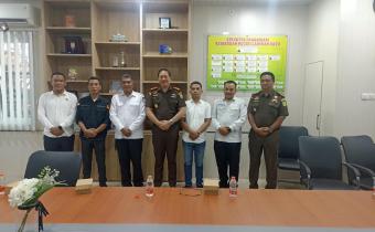 Ketua Bawaslu Kabupaten Labuhanbatu Utara Maruli Sitorus bersama Anggota Bawaslu Juskanri Sihaloho dan Supriadi berfoto bersama Kepala Kejaksaan Negeri Labuhan Batu Jeffry Paultje Maukar, S.H., M.H., usai melaksanakan koordinasi dan silaturahmi di Kantor Kejaksaan Negeri Labuhan Batu, Rabu (7/10/2026).
