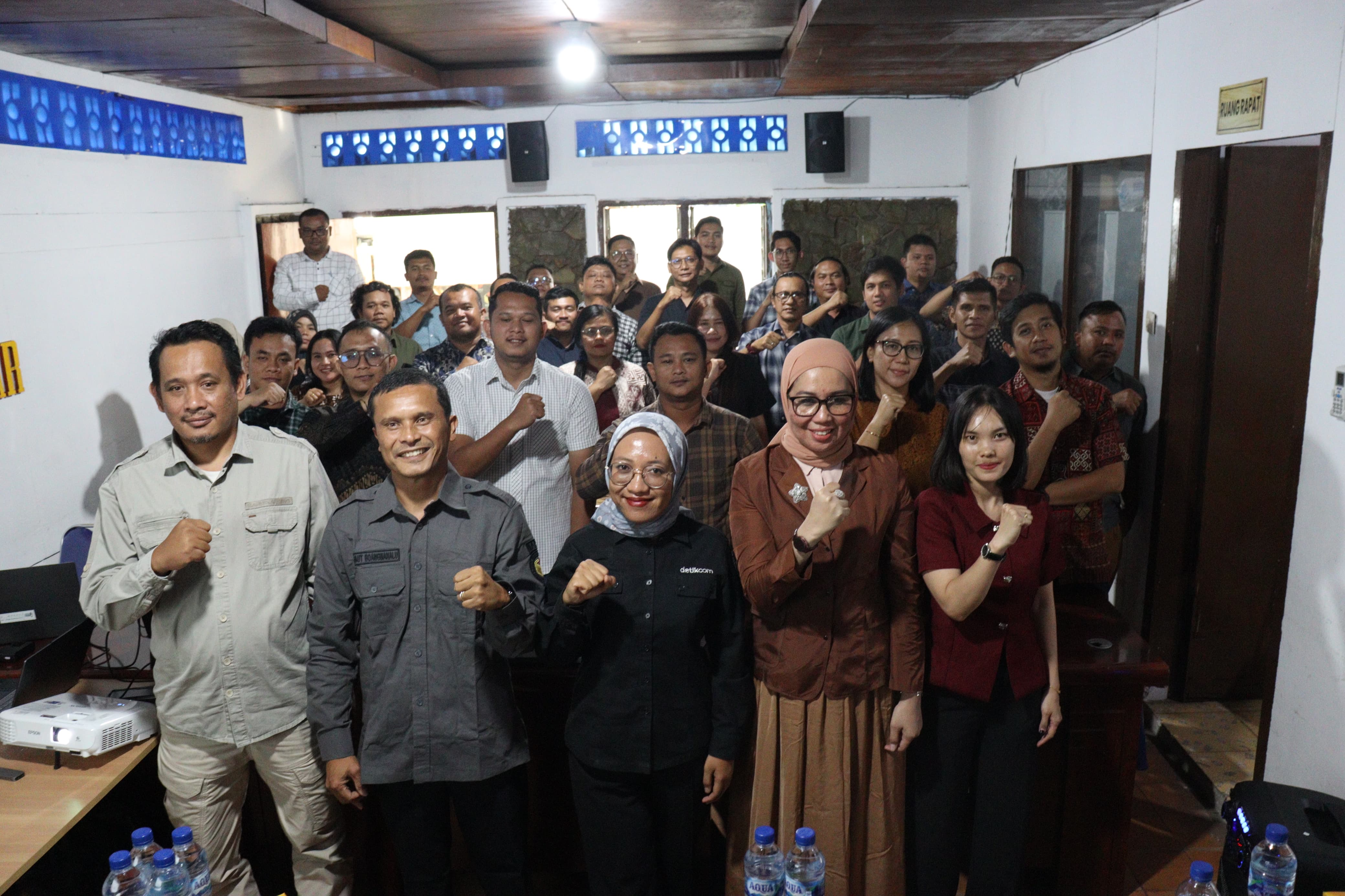 Foto Bersama Kehumasan Bawaslu Se-Sumut