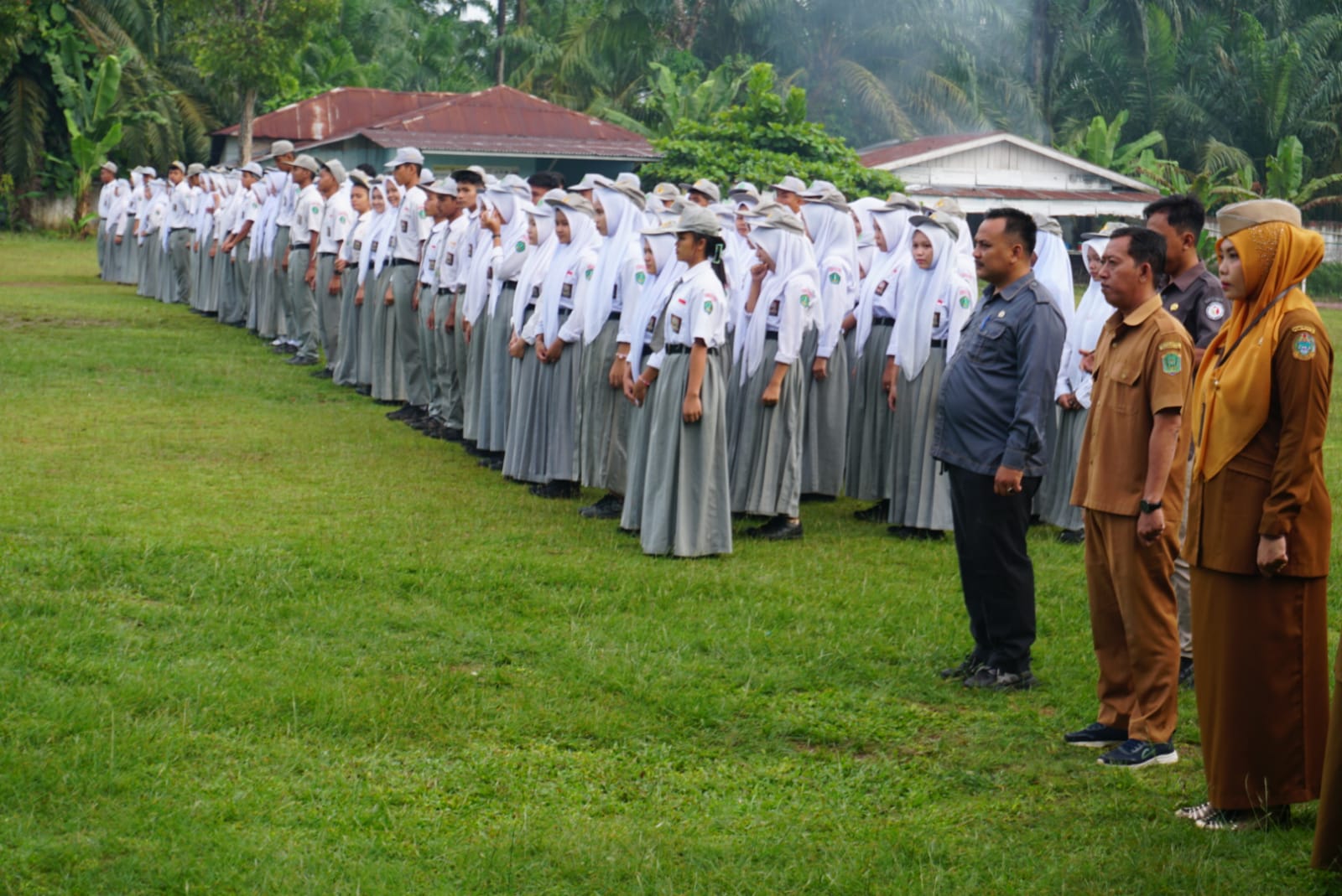 Suasana upacara bendera di SMA Negeri 1 Na IX X bersama Bawaslu Labura dalam rangka kegiatan Bawaslu Goes To School.