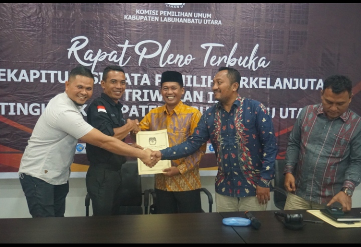 Foto bersama Bawaslu Labuhanbatu Utara dan KPU Labuhanbatu Utara pada penyerahan Berita Acara Pleno PDPB Triwulan III Tahun 2025
