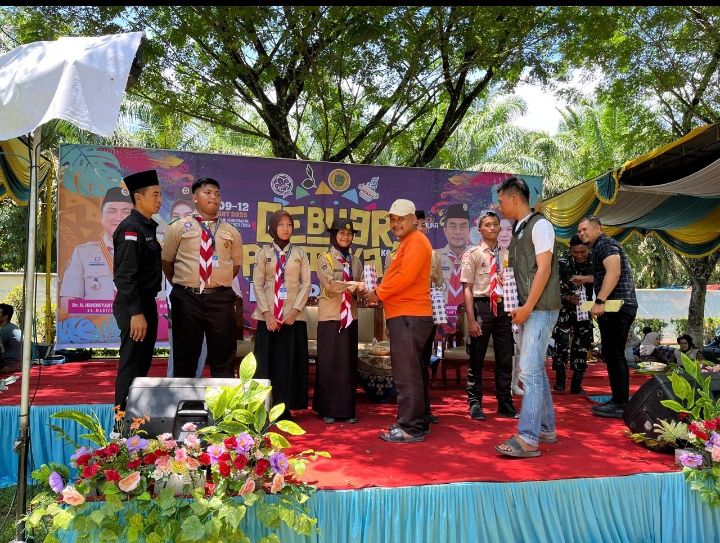 Bawaslu Labura memberikan materi literasi demokrasi sekaligus menandatangani MoU dengan Kwarcab Pramuka Labuhanbatu Utara untuk membentuk Saka Adhyasta Pemilu sebagai wadah pengawasan partisipatif generasi muda, Sabtu