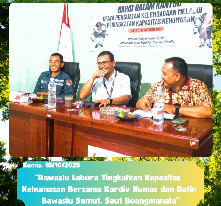 Anggota/Kordiv Humas dan Datin Bawaslu Provinsi Sumatera Utara, Saut Boangmanalu, saat menyampaikan materi dalam kegiatan Rapat Penguatan Kelembagaan melalui Peningkatan Kapasitas Kehumasan di Aula Bawaslu Labura, Kamis (16/10/2025).