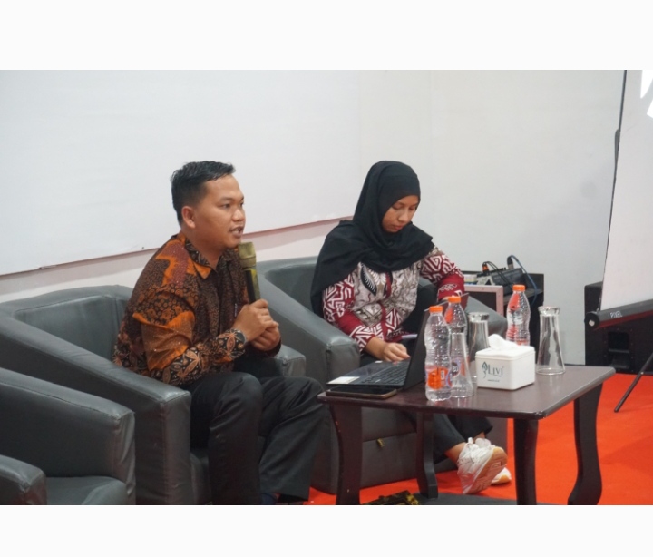 Bagus Ramadi, S.H., M.H., memaparkan pentingnya keseimbangan antara hukum dan etika politik dalam menegakkan demokrasi yang berkeadilan pada kegiatan Penguatan Kelembagaan Bawaslu Labuhanbatu Utara, 18 Oktober 2025.