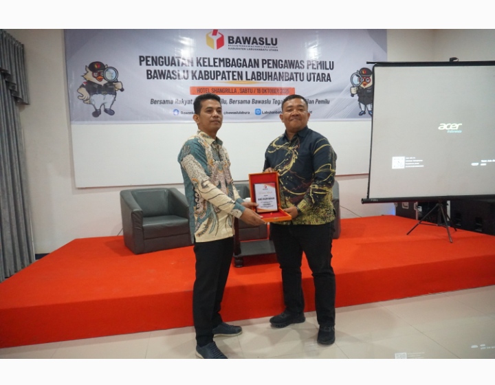 Tenaga Ahli DPR RI, Barly Halim Siregar, menjelaskan urgensi penguatan Bawaslu dari aspek personel hingga kewenangan hukum dalam forum Penguatan Kelembagaan Bawaslu Labuhanbatu Utara, 18 Oktober 2025.