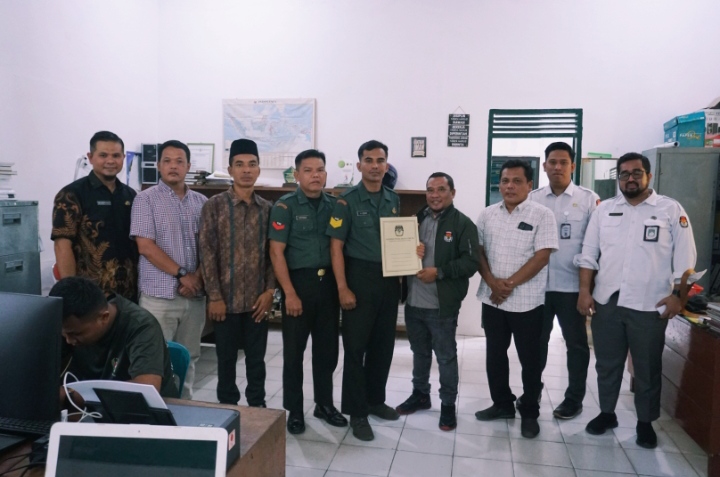 Bawaslu Labura, KPU Labura, dan personel TNI Kodim 0209/LB berfoto bersama dalam kegiatan Coklit Terbatas PDPB sebagai bentuk sinergi penguatan data pemilih.