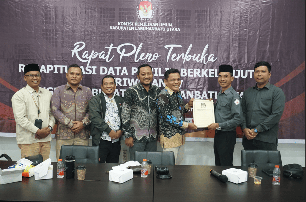 Foto bersama penyerahan BA Rekapitulasi PDPB Triwulan IV Tahun 2025.