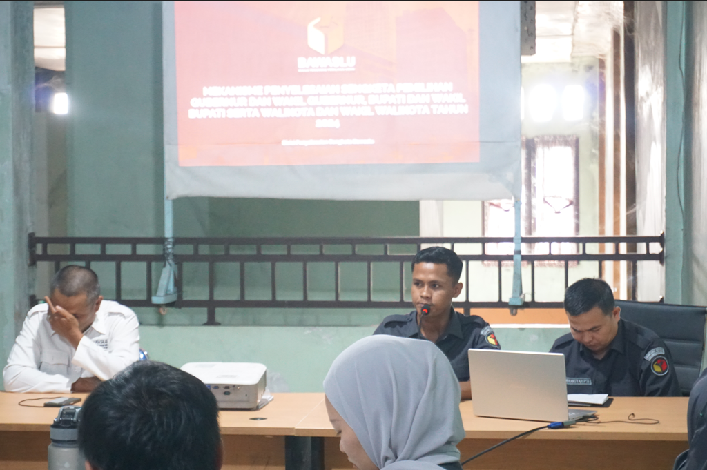 Divisi Penyelesaian Sengketa Bawaslu Kabupaten Labuhanbatu Utara menyampaikan materi penguatan kapasitas terkait penyelesaian sengketa Pemilu dan Pilkada.
