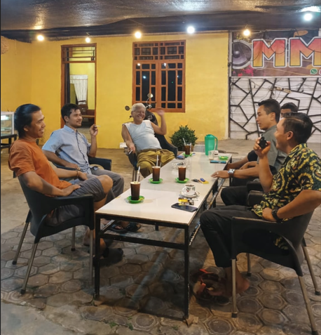Supriadi berdiskusi dengan tokoh masyarakat Sidodadi dalam kegiatan konsolidasi demokrasi terkait penguatan literasi anti-hoaks.