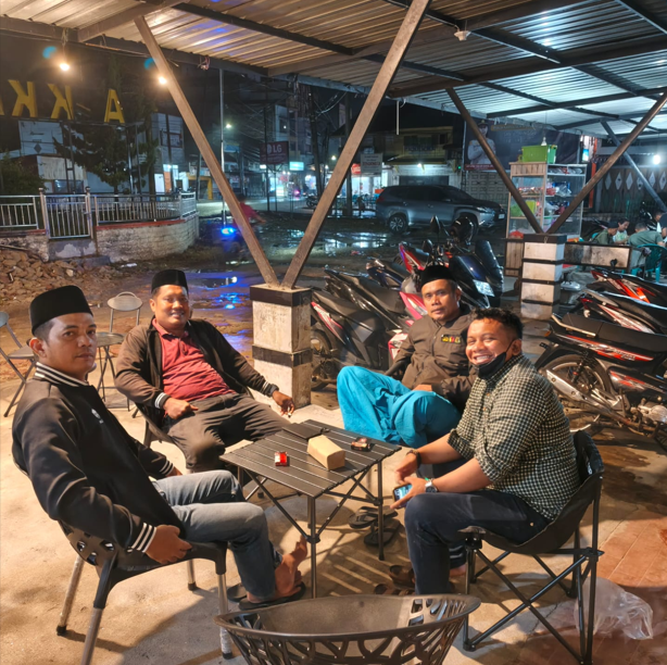 Anggota Bawaslu Kabupaten Labuhanbatu Utara, Juskanri Sihaloho, saat melaksanakan Konsolidasi Demokrasi bersama Ketua PPDI, Ketua PPI, dan Wakil Ketua Sarekat Islam Labuhanbatu Utara di Aekkanopan, 23 Februari 2026.