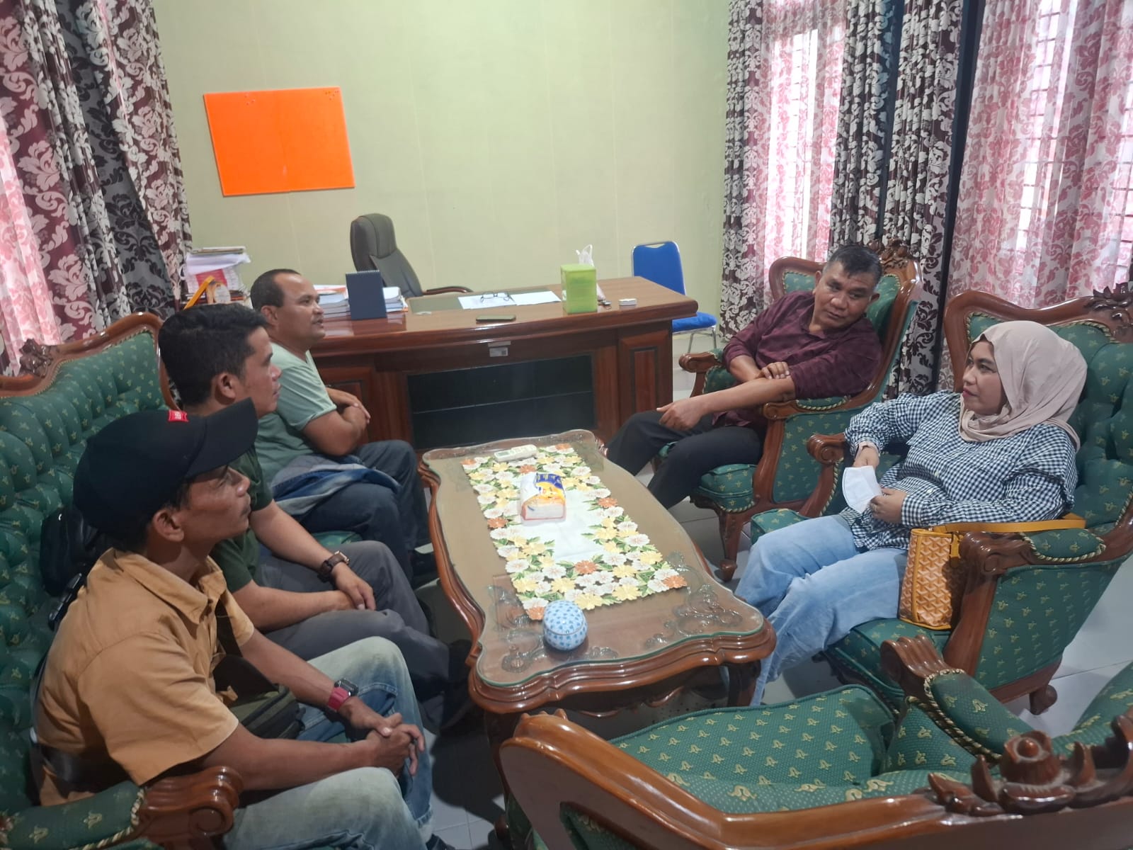 Ketua Bawaslu Labuhanbatu Utara, Maruli Sitorus, saat berdialog dengan JAPRI (Jaringan Pengawas Pemilu) dalam kegiatan konsolidasi demokrasi di luar tahapan pemilu di Kantor Bawaslu Labura.