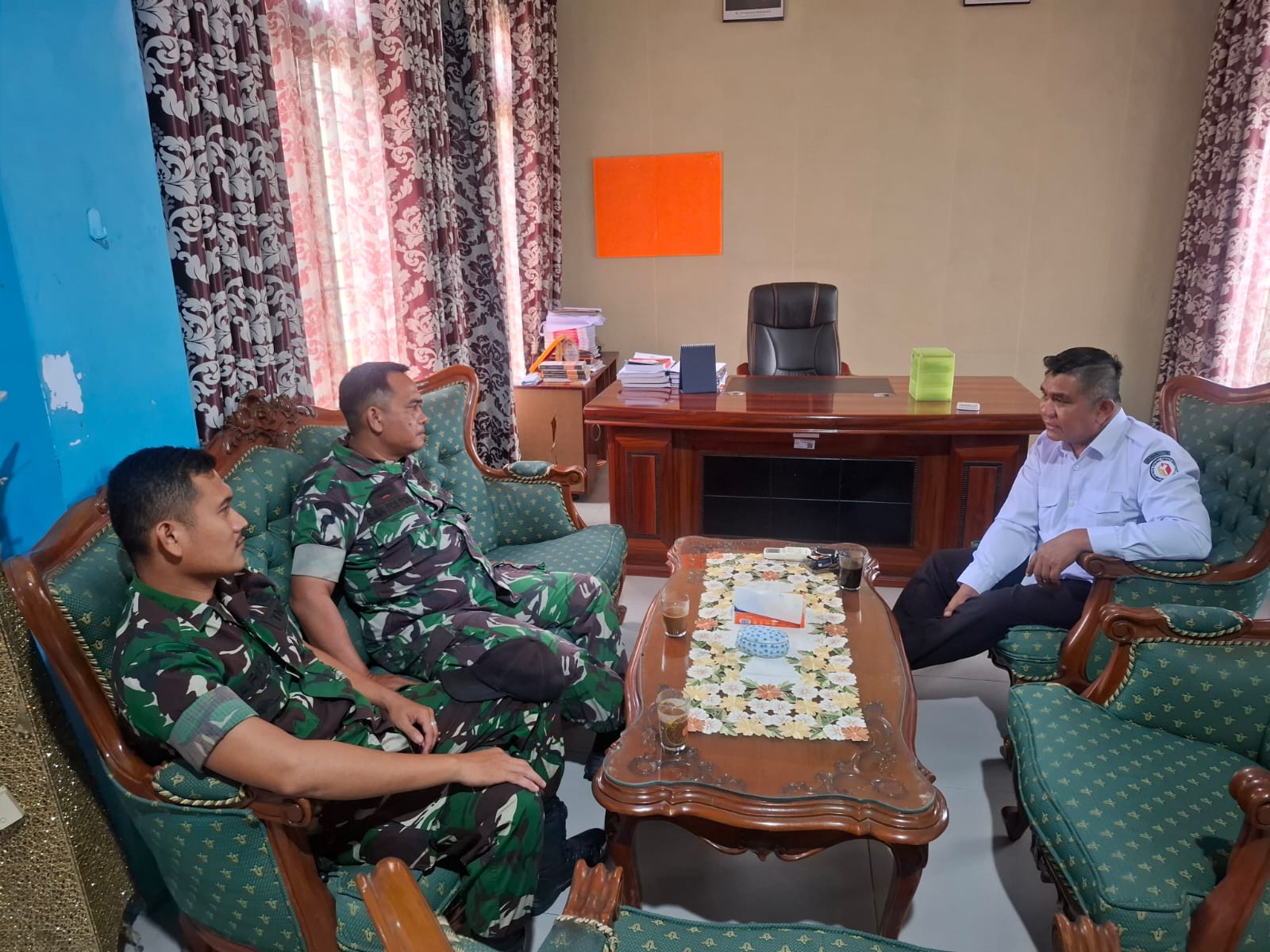 etua Bawaslu Labuhanbatu Utara, Maruli Sitorus, berdiskusi bersama personel Koramil Aek Kanopan dalam kegiatan konsolidasi demokrasi di Kantor Bawaslu Labura, Kamis (5/2/2026)