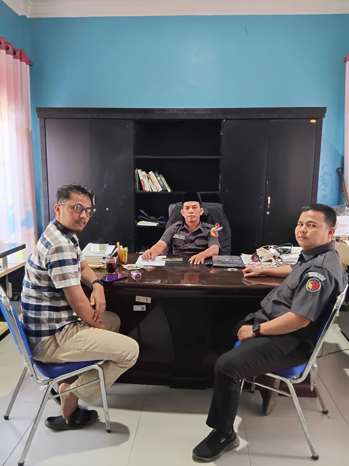 Anggota Bawaslu Labura, Juskanri, melaksanakan kegiatan diskusi konsolidasi demokrasi dengan Badko HMI Sumut.