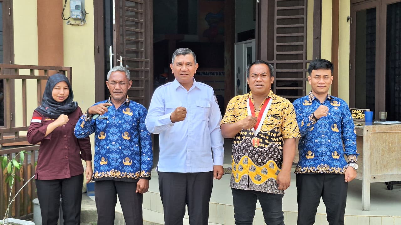 Foto bersama Bawaslu Labura dengan Januardo Purba (GMNI) Setelah Selesai sesi diskusi Konsolidasi Demokrasi Penguatan Kedaulatan Rakyat dari Ancaman Oligarki.