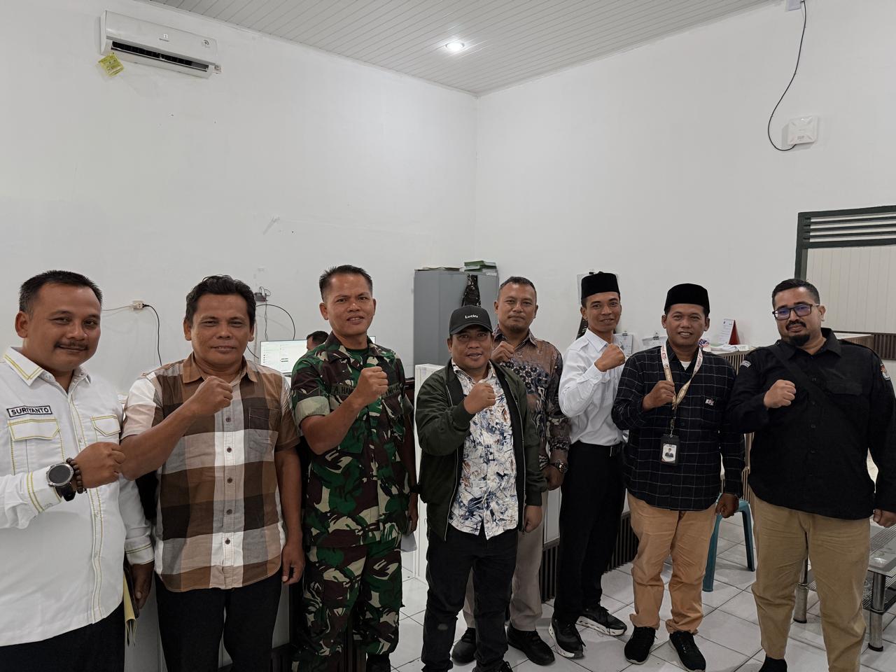 Foto Bersama Bawaslu Labura, KPU Labura, dan Dandim O2/09 Labuhanbatu pelaksanaan Pencocokan dan Penelitian Data Anggota TNI yang bertugas di Dandim 02/09 Labuhanbtu.