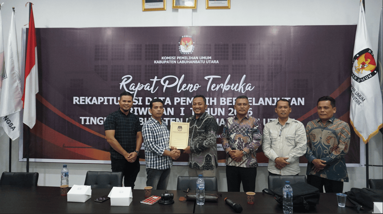 Foto Bersama Bawaslu Labura dengan KPU Labura Penyerahan Berita Acara Hasil Rapat Pleno Terbuka Triwulan 1 Tahun 2026