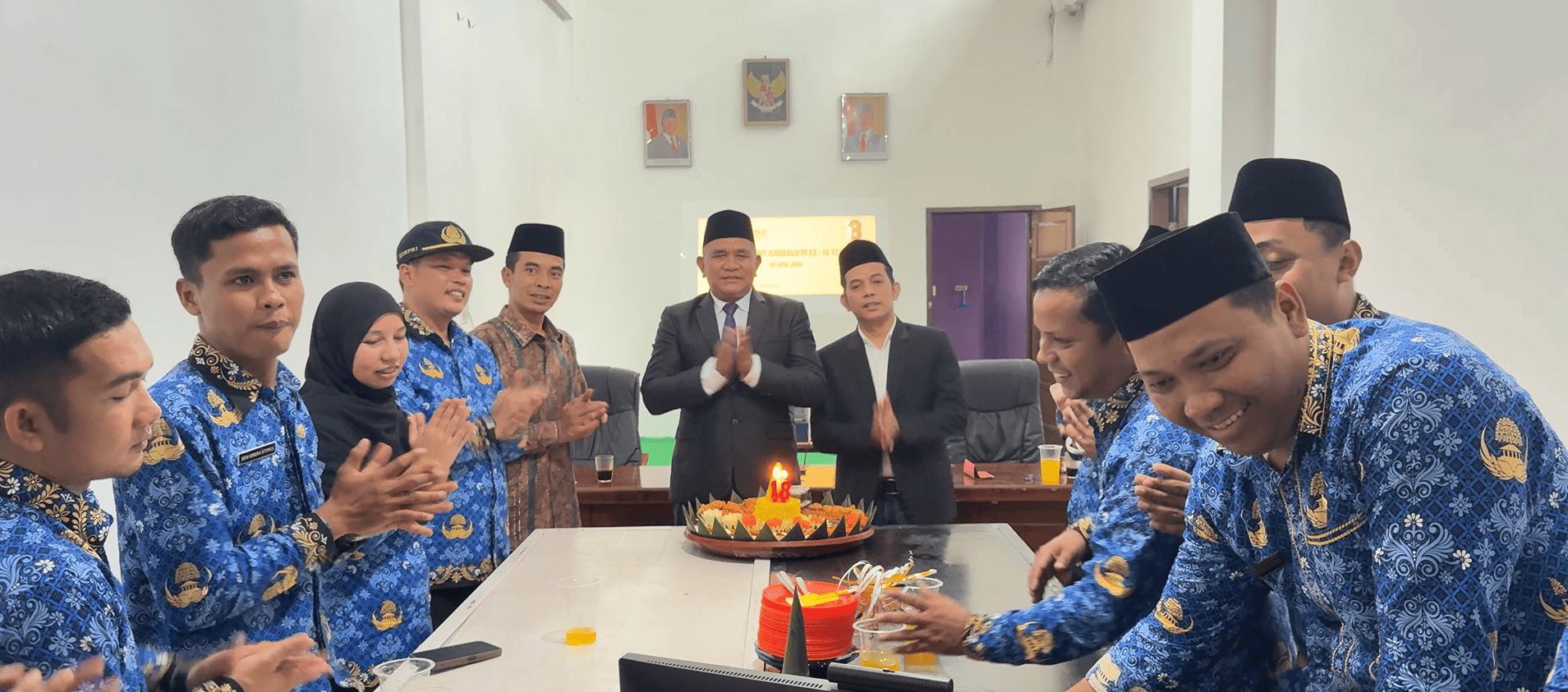 Prosesi pemotongan tumpeng oleh jajaran Bawaslu Kabupaten Labuhanbatu Utara dalam rangka memperingati HUT ke-18 Bawaslu Republik Indonesia, sebagai wujud rasa syukur atas pengabdian dalam mengawal demokrasi.