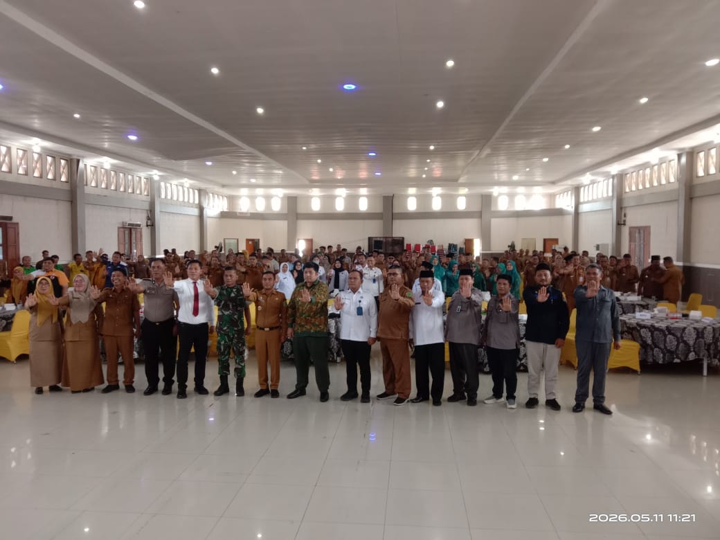 Foto bersama usai pelaksanaan Focus Group Discussion (FGD) Pencegahan dan Pemberantasan Penyalahgunaan serta Peredaran Gelap Narkotika (P4GN) di Aula Ahmad Dewi Syukur, Senin (11/05/2026), sebagai bentuk komitmen bersama memperkuat sinergi lintas sektor dalam mewujudkan Labuhanbatu Utara yang bersih dari narkoba.