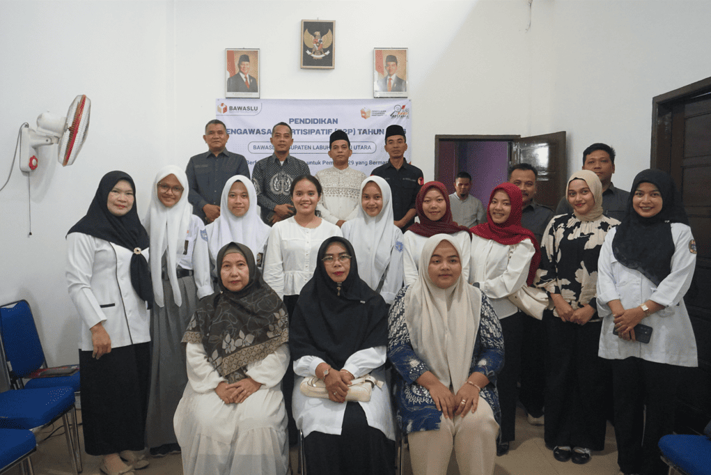 Anggota Bawaslu Provinsi Sumatera Utara, Joko Arif Budiyono, S.H., bersama pimpinan Bawaslu Kabupaten Labuhanbatu Utara dan peserta Pendidikan Pengawasan Partisipatif (P2P) Tahun 2026 berfoto bersama usai kegiatan yang mengusung semangat “Berfungsi dan Bergerak untuk Pemilu 2029 yang Bermartabat”.