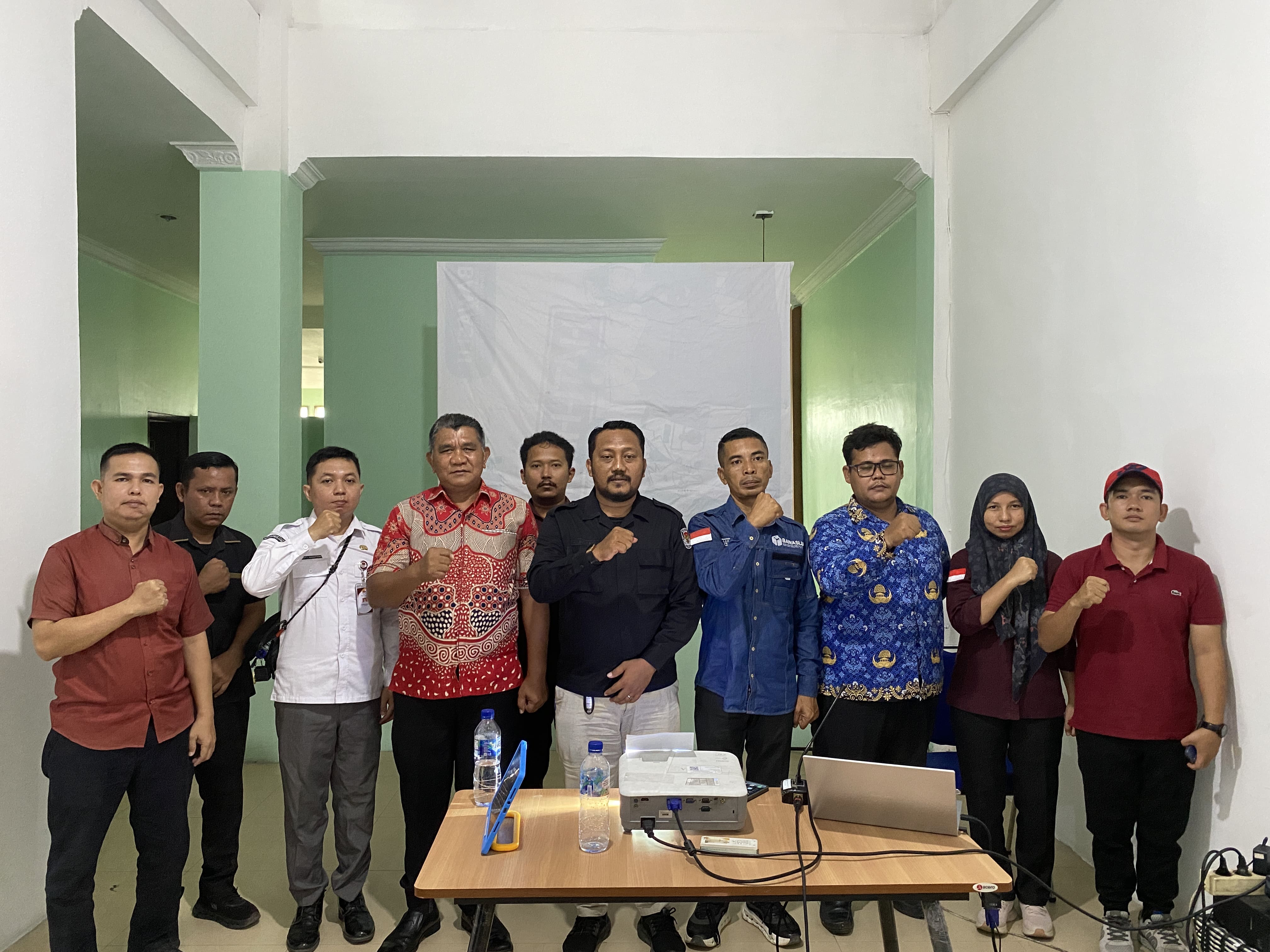 Foto bersama Ketua Bawaslu Kabupaten Labuhanbatu Utara, Maruli Sitorus, Ketua KPU Kabupaten Labuhanbatu Utara, Bambang Desriandi, beserta jajaran staf Bawaslu Labuhanbatu Utara usai pelaksanaan kegiatan Penguatan Kapasitas SDM dengan tema Tata Kelola Arsip dan Dokumentasi,Kamis (16/7/2026).