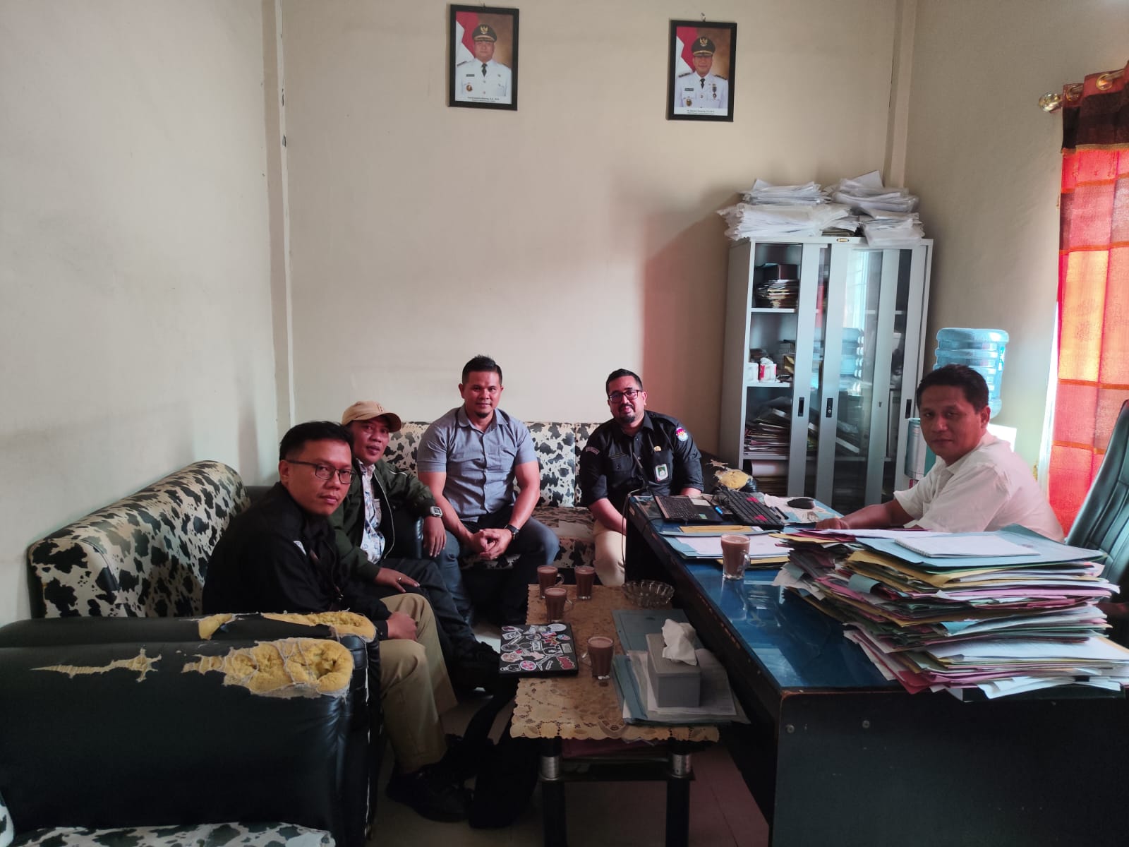 Jajaran KPU dan Bawaslu Kabupaten Labuhanbatu Utara melakukan proses pemutakhiran data pemilih meninggal dunia bersama Disdukcapil Kabupaten Labuhanbatu Utara, Rabu (16/9/2026).