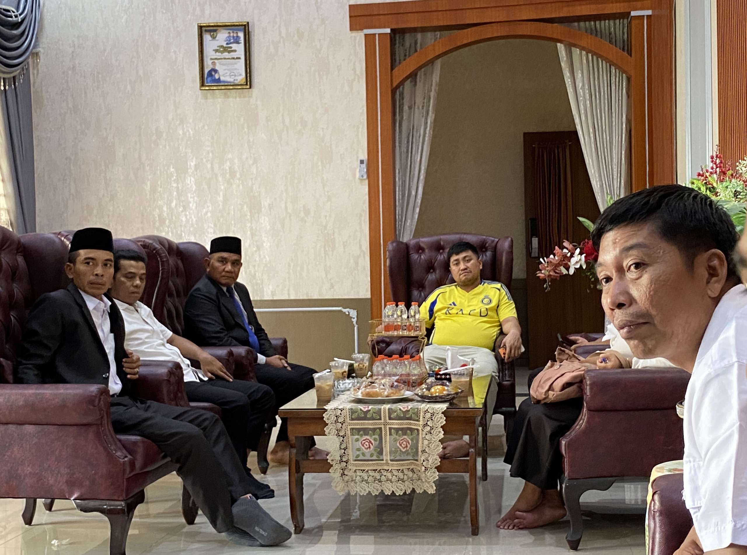 Ketua Bawaslu Labura, Maruli Sitorus, didampingi Anggota Bawaslu Labura, Juskanri Sihaloho dan Supriadi, serta jajaran staf kesekretariatan, melaksanakan koordinasi dengan Bupati Labuhanbatu Utara, Hendriyanto Sitorus, beserta jajaran Kepala OPD terkait penguatan kelembagaan dan perkembangan kesekretariatan Bawaslu Labura menuju Satuan Kerja (Satker).