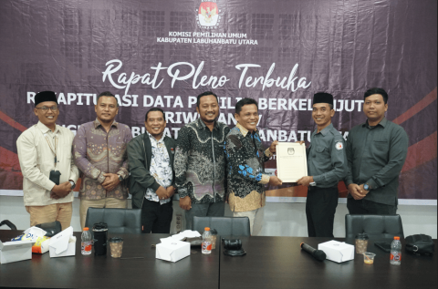Foto bersama penyerahan BA Rekapitulasi PDPB Triwulan IV Tahun 2025.