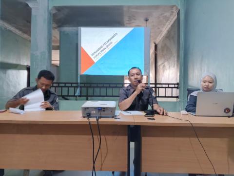 Bagian Keuangan Bawaslu Kabupaten Labuhanbatu Utara menyampaikan materi penguatan kapasitas terkait prosedur pembiayaan perjalanan dinas.