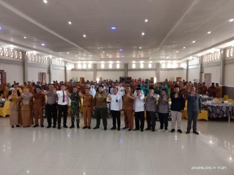 Foto bersama usai pelaksanaan Focus Group Discussion (FGD) Pencegahan dan Pemberantasan Penyalahgunaan serta Peredaran Gelap Narkotika (P4GN) di Aula Ahmad Dewi Syukur, Senin (11/05/2026), sebagai bentuk komitmen bersama memperkuat sinergi lintas sektor dalam mewujudkan Labuhanbatu Utara yang bersih dari narkoba.
