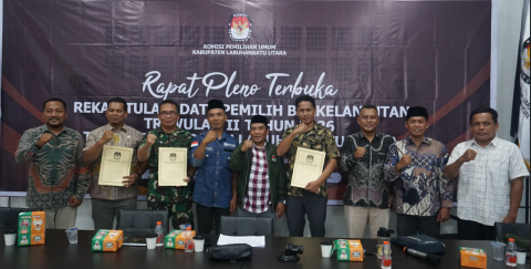 Anggota Bawaslu Kabupaten Labuhanbatu Utara, KPU Kabupaten Labuhanbatu Utara, Disdukcapil, perwakilan TNI, Cabang Dinas Pendidikan Wilayah Labuhanbatu, berfoto bersama setelah penyerahan berita acara hasil Rapat Pleno Terbuka Pemutakhiran Data Pemilih Berkelanjutan (PDPB) Triwulan II Tahun 2026 di Aula KPU Kabupaten Labuhanbatu Utara, Kamis (2/7/2026).