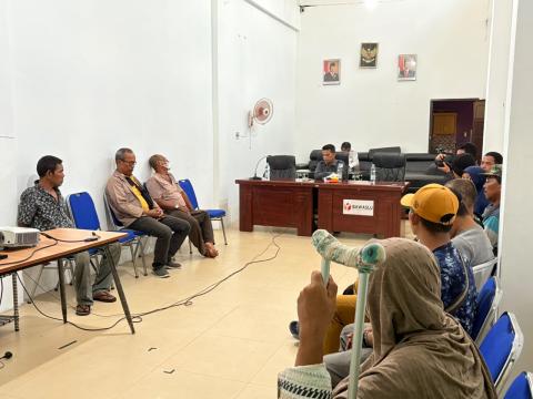 Suasana diskusi antara Anggota Bawaslu Kabupaten Labuhanbatu Utara Koordinator Divisi Penanganan Pelanggaran dan Penyelesaian Sengketa, Juskanri Sihaloho, denganpenyandang disabilitas dalam kegiatan Diskusi Kepemahaman Kepemiluan di Aek Kanopan, Senin (13/7/2026).