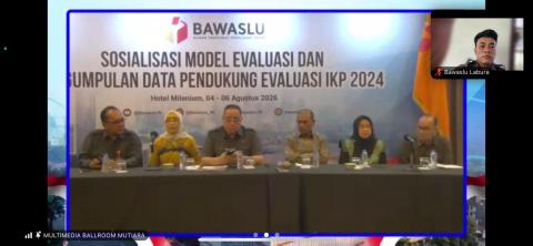 Anggota Bawaslu RI, Herwyn J.H. Malonda, bersama jajaran Kesekretariatan Jenderal Bawaslu RI saat membuka kegiatan Sosialisasi Model Evaluasi dan Pengumpulan Data Pendukung Evaluasi Indeks Kerawanan Pemilu (IKP) 2024 yang diikuti oleh Bawaslu Provinsi serta Bawaslu Kabupaten/Kota se-Indonesia.