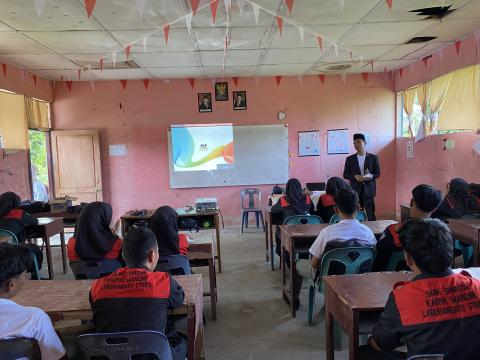 Koordinator Divisi HP2H Bawaslu Kabupaten Labuhanbatu Utara, Supriadi, sedang memberikan penjelasan kepada para siswa di dalam ruang kelas dalam kegiatan Sosialisasi Pendidikan Pemilih Pemula di SMK Swasta Karya Mandiri Aek Kota Batu, Rabu (9/9/2026).