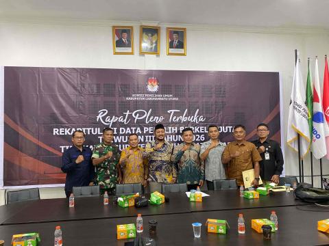 Foto bersama Bawaslu Labuhanbatu Utara bersama KPU Labuhanbatu Utara dan unsur terkait usai pelaksanaan Rapat Pleno Terbuka Pemutakhiran Data Pemilih Berkelanjutan (PDPB) Triwulan III Tahun 2026, Rabu (30/9/2026).