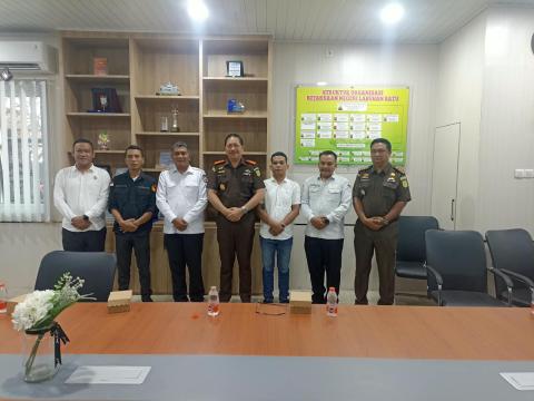 Ketua Bawaslu Kabupaten Labuhanbatu Utara Maruli Sitorus bersama Anggota Bawaslu Juskanri Sihaloho dan Supriadi berfoto bersama Kepala Kejaksaan Negeri Labuhan Batu Jeffry Paultje Maukar, S.H., M.H., usai melaksanakan koordinasi dan silaturahmi di Kantor Kejaksaan Negeri Labuhan Batu, Rabu (7/10/2026).
