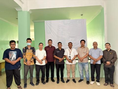 Bawaslu Kabupaten Labuhanbatu Utara bersama KPU Kabupaten Labuhanbatu Utara berfoto bersama usai kegiatan Refleksi dan Pemetaan Tahapan Potensi Sengketa Pemilihan Tahun 2024, Kamis (8/10/2026).