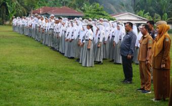 Suasana upacara bendera di SMA Negeri 1 Na IX X bersama Bawaslu Labura dalam rangka kegiatan Bawaslu Goes To School.