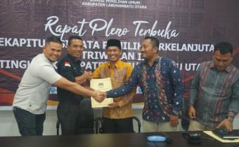 Foto bersama Bawaslu Labuhanbatu Utara dan KPU Labuhanbatu Utara pada penyerahan Berita Acara Pleno PDPB Triwulan III Tahun 2025