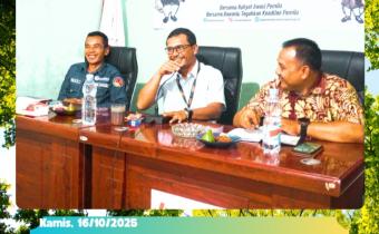 Anggota/Kordiv Humas dan Datin Bawaslu Provinsi Sumatera Utara, Saut Boangmanalu, saat menyampaikan materi dalam kegiatan Rapat Penguatan Kelembagaan melalui Peningkatan Kapasitas Kehumasan di Aula Bawaslu Labura, Kamis (16/10/2025).