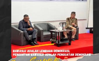 Jeirry Sumampouw saat menyampaikan materi tentang penguatan kelembagaan Bawaslu sebagai bagian dari penguatan demokrasi dalam kegiatan Penguatan Kelembagaan Bawaslu Labuhanbatu Utara, 18 Oktober 2025.