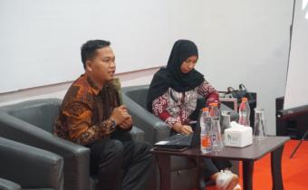 Bagus Ramadi, S.H., M.H., memaparkan pentingnya keseimbangan antara hukum dan etika politik dalam menegakkan demokrasi yang berkeadilan pada kegiatan Penguatan Kelembagaan Bawaslu Labuhanbatu Utara, 18 Oktober 2025.