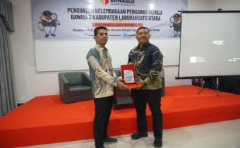 Tenaga Ahli DPR RI, Barly Halim Siregar, menjelaskan urgensi penguatan Bawaslu dari aspek personel hingga kewenangan hukum dalam forum Penguatan Kelembagaan Bawaslu Labuhanbatu Utara, 18 Oktober 2025.