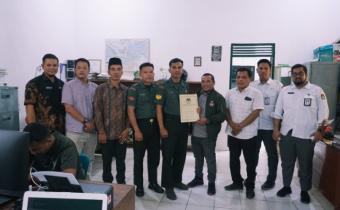 Bawaslu Labura, KPU Labura, dan personel TNI Kodim 0209/LB berfoto bersama dalam kegiatan Coklit Terbatas PDPB sebagai bentuk sinergi penguatan data pemilih.