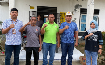 Bawaslu Labuhanbatu Utara foto bersama Pemerintahan Desa Marbau usai pelaksanaan uji petik dan koordinasi pemutakhiran Data Pemilih Berkelanjutan (PDPB).