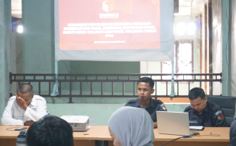 Divisi Penyelesaian Sengketa Bawaslu Kabupaten Labuhanbatu Utara menyampaikan materi penguatan kapasitas terkait penyelesaian sengketa Pemilu dan Pilkada.