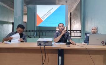 Bagian Keuangan Bawaslu Kabupaten Labuhanbatu Utara menyampaikan materi penguatan kapasitas terkait prosedur pembiayaan perjalanan dinas.