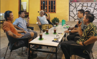 Supriadi berdiskusi dengan tokoh masyarakat Sidodadi dalam kegiatan konsolidasi demokrasi terkait penguatan literasi anti-hoaks.