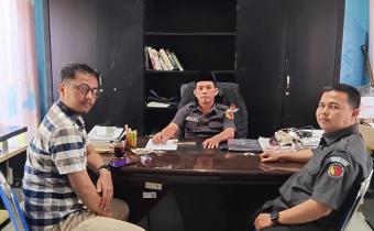 Anggota Bawaslu Labura, Juskanri, melaksanakan kegiatan diskusi konsolidasi demokrasi dengan Badko HMI Sumut.