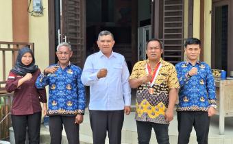 Foto bersama Bawaslu Labura dengan Januardo Purba (GMNI) Setelah Selesai sesi diskusi Konsolidasi Demokrasi Penguatan Kedaulatan Rakyat dari Ancaman Oligarki.
